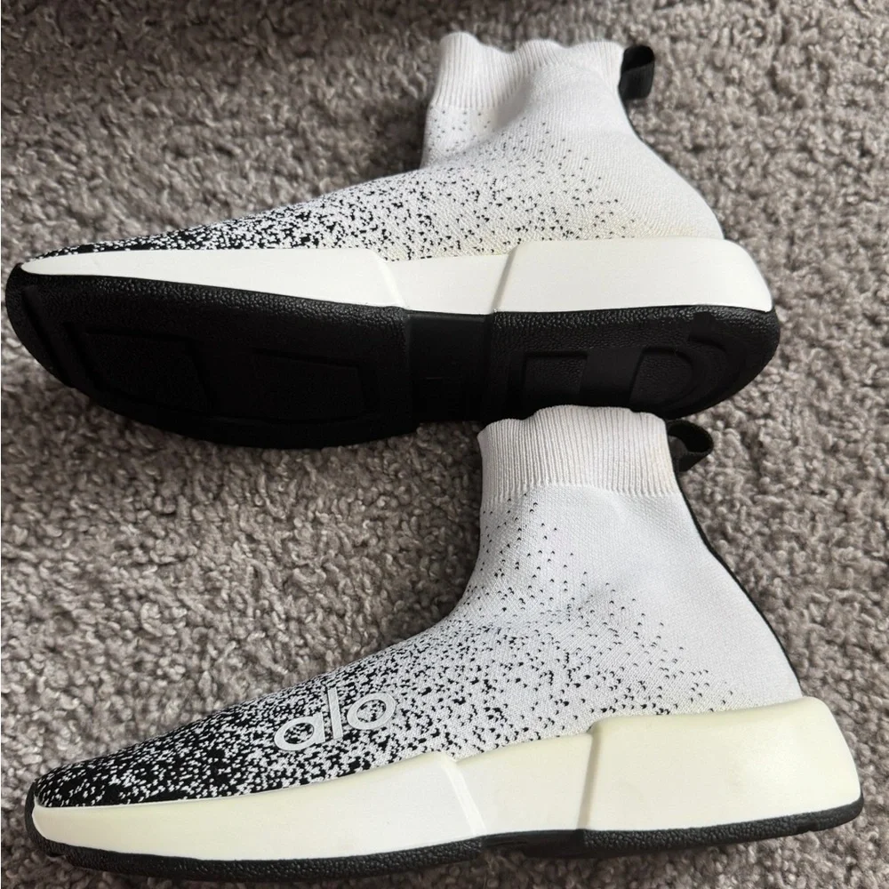 NIB- alo Velocity Knit Sneaker Black and White-7